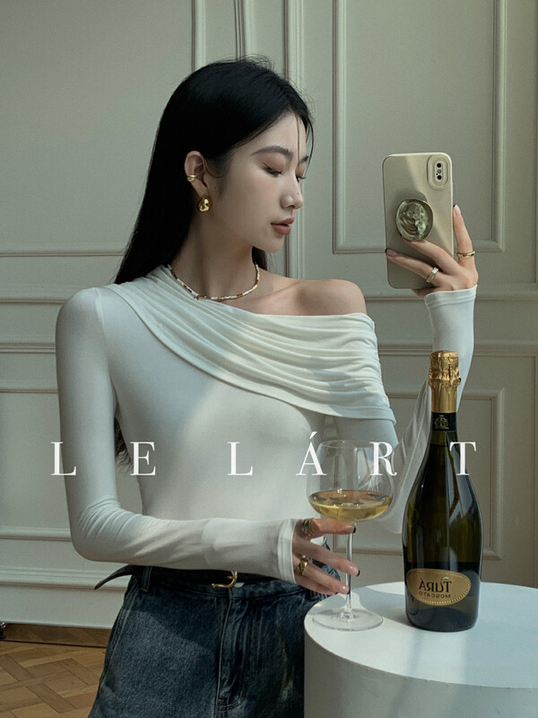 【LE LART】French pure desire style off-the-shoulder slim fit T-shirt LL3281