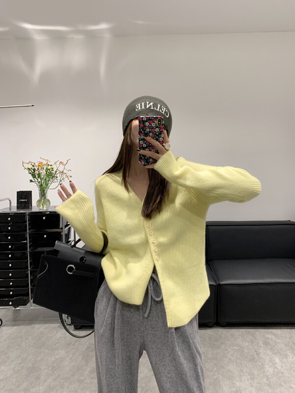 New in autumn! [VANESSA] V-neck irregular loose warm sweater 6889# OZQ