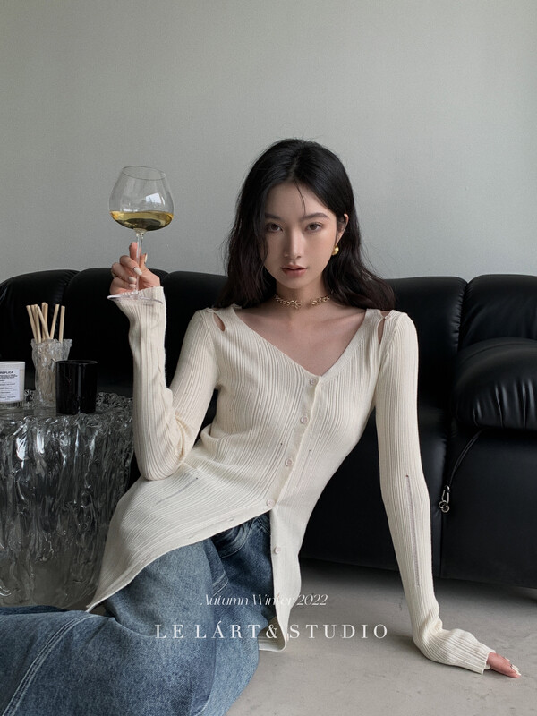【LE LART】French designer pure desire style v-neck slanted placket off-shoulder knitted sweater knitted sweater TH105