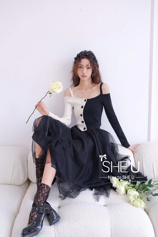 [SHE U] Design contrast color stitching off-the-shoulder sweater 50089-1