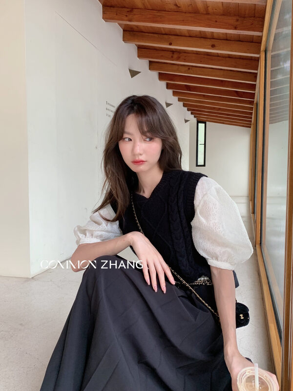 Original price 88.99! [CZ ZHANG] Round neck twist short puff sleeve stitching small shirt 82025