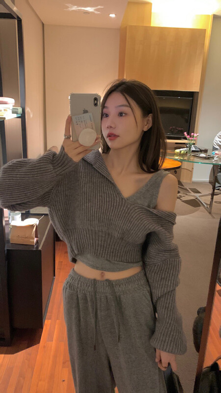 New for winter!  [Timely rain] Korean style ins sweet temperament loose and thin pullover sweater + high waist straight mopping casual pants + simple and versatile vest suit 12546# WPL