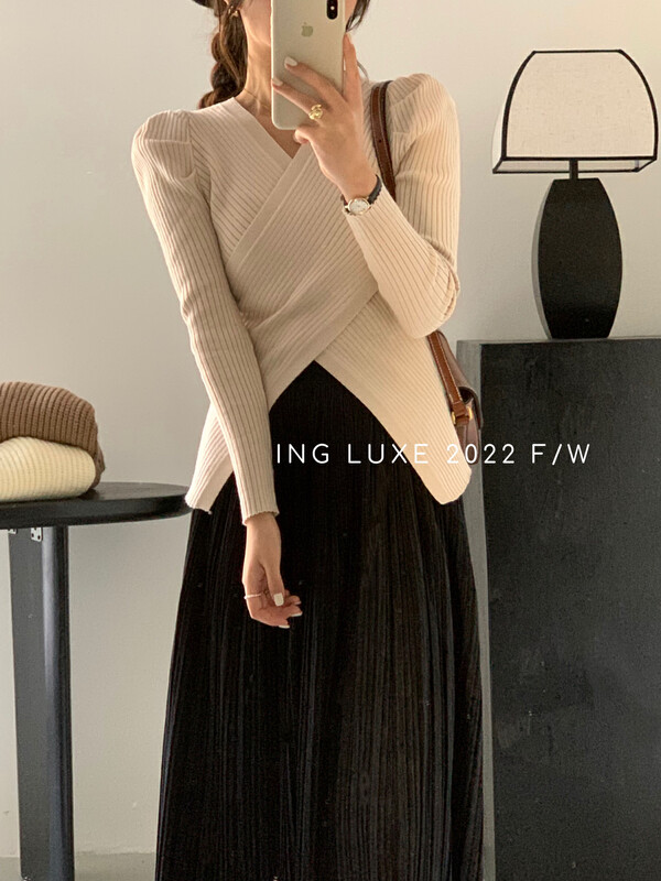 【ING】Irregular slim fit exposed collarbone V-neck sweater w3952