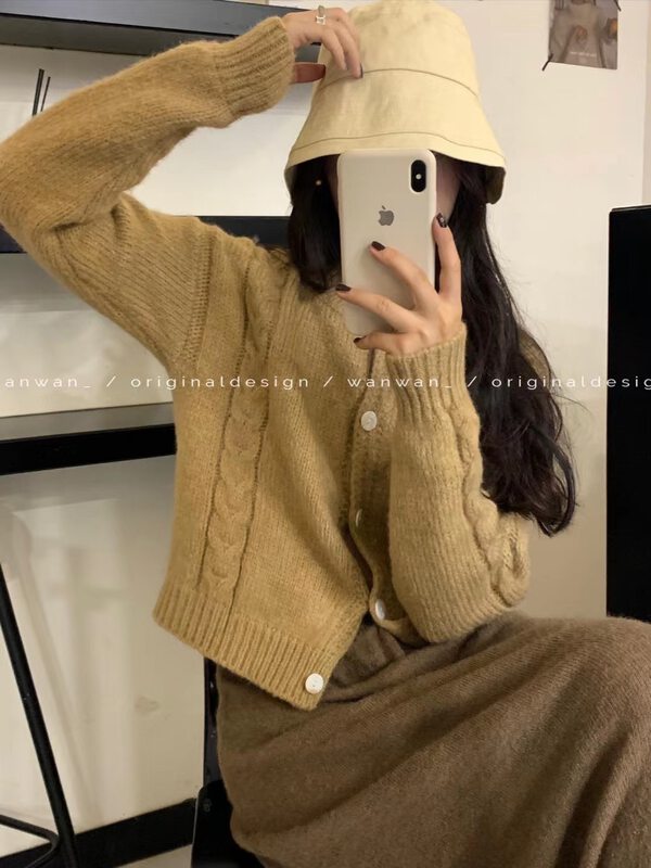 New in autumn! [WANWAN] round neck solid color single-breasted warm sweater 8366# HBX