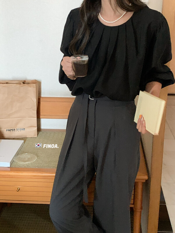 [FINOA] Feminine temperament pleated solid color round neck puff sleeve shirt 10802