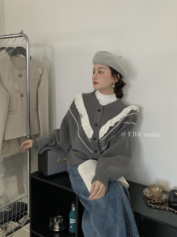 [Y.JIA Ijia] Gentle age-reducing V-neck college style lazy coat sweater 773