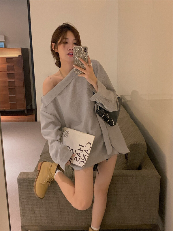 [Y.JIA Ijia] Korean version of the simple and gentle design chain shirt with leaky shoulders YS1-9038