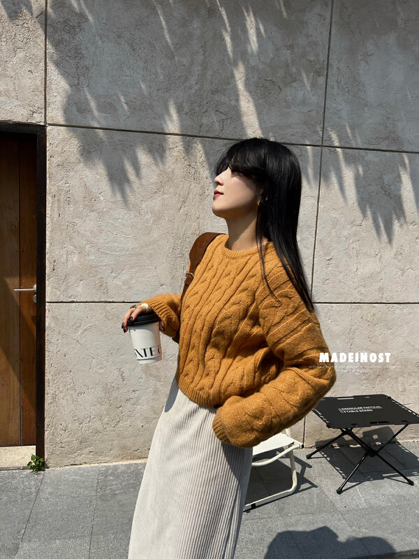 [Osha MADEINOST] Autumn and winter new style lazy twist round neck short sweater S7087