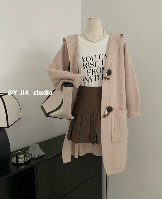 [Y.JIA Ijia] Korean version of the temperament horn buckle design sense large pocket hooded knitted sweater 750