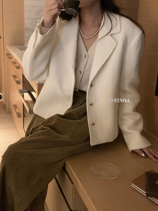 [FINOA] Elegant and high-end small gold buckle is thin and clean simple suit short jacket 10823