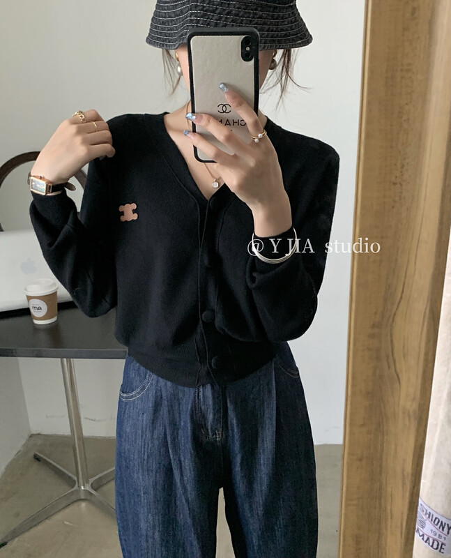 [Y.JIA Ijia] Korean version of the college style long-sleeved loose temperament knitted cardigan sweater YS1-651