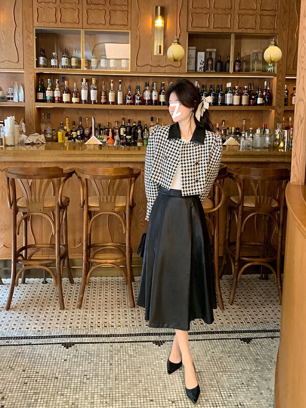 [Y.JIA Ijia] Gentle temperament and versatile Hepburn style long leather skirt 8611