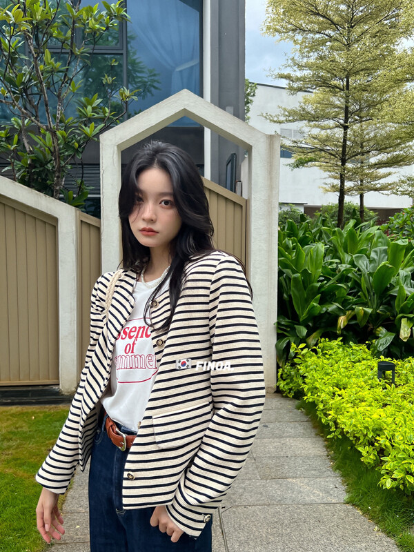 Original price 192.99! 【FINOA】Korean style fashion contrasting color striped small gold button thin short coat 10643# JHY