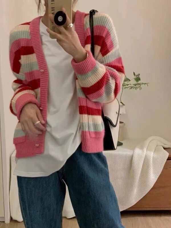 New in winter! [Yi Kaoru] Pink sweet v-neck rainbow striped knitted cardigan 0399# HYY