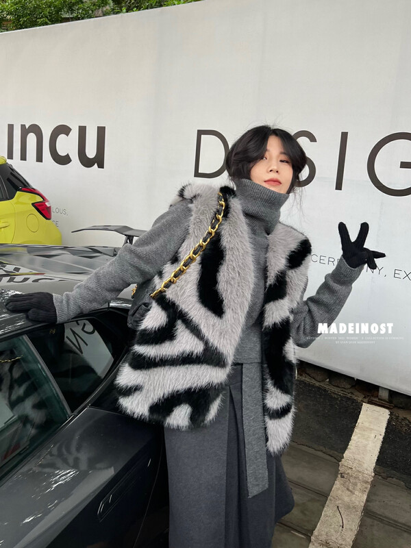 [Osha MADEINOST] winter new simulation fur zebra pattern long hair vest vest 87325