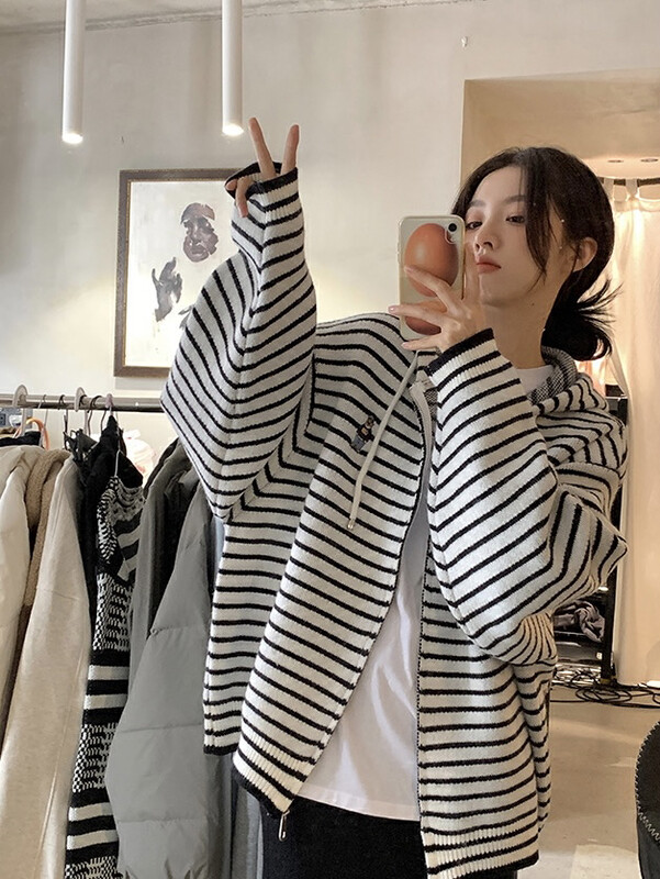 【Y.JIA】Korean casual simple bear embroidery sweater 392