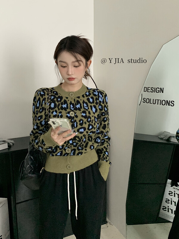[Y.JIA Yijia] Simple design, small leopard print lazy round neck sweater 697