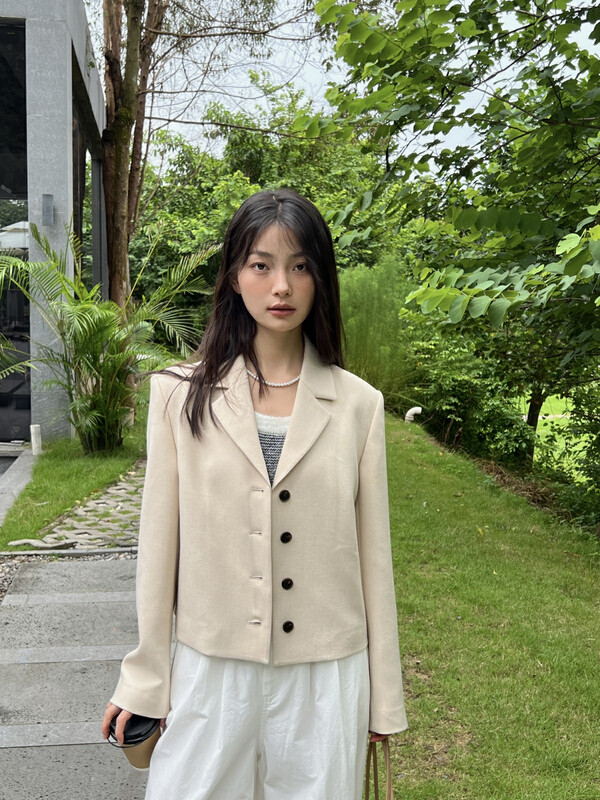 [FINOA] Korean version of the fashionable commuter solid color breasted short suit 10681