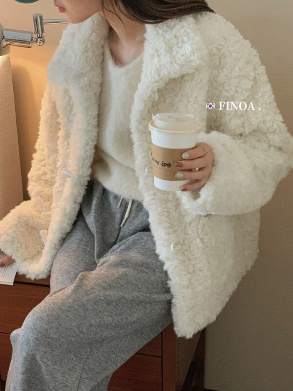 【FINOA】Simple and lazy plush stand collar horn buckle thick short coat olive1363