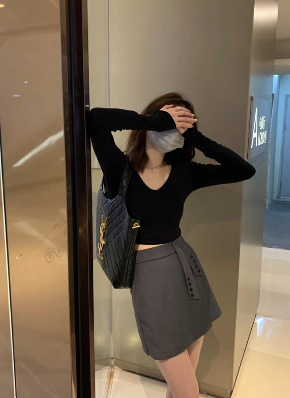 [Y.JIA Ijia] The design is gentle V-neck long-sleeved T-shirt Korean version of the simple suit half skirt suit two pieces 5027
