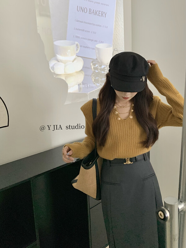[Y.JIA Yijia] Korean V-neck gold buckle chain pullover knitted age-reducing sweater YS2-685