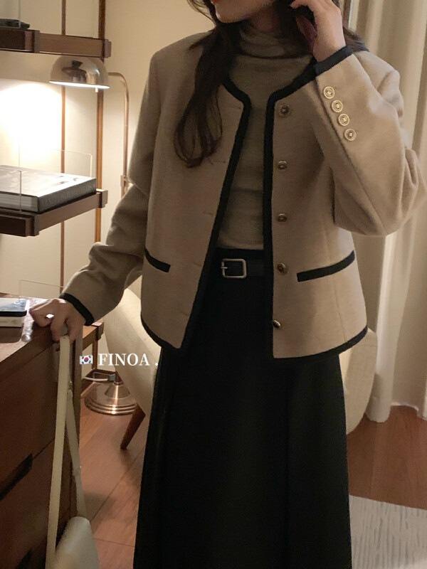 [FINOA] Retro style fashionable contrast color edge small gold buckle commuter short jacket exclusive 10856