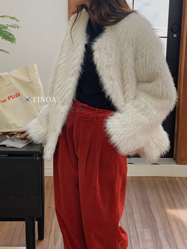 [FINOA] Temperament and femininity double-pocket hairy little fragrance warm short coat 10886