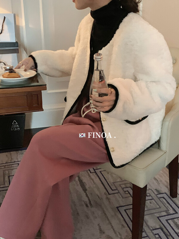 【FINOA】Small fragrant style simple color matching plush button loose short coat 10840
