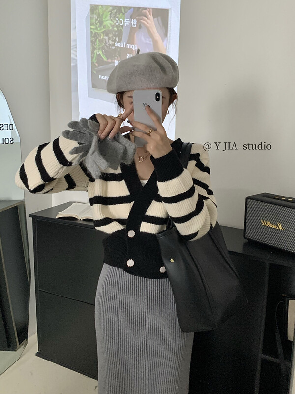 [Y.JIA Yijia] Gentle and slim V-neck sweater 698