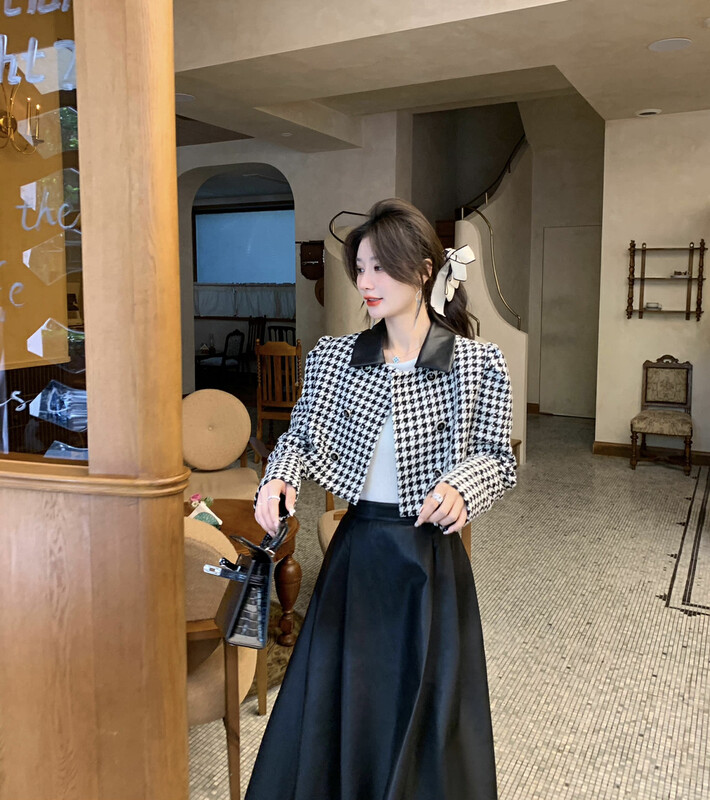 [Y.JIA Yijia] Design sense of age-reducing contrast collar double-breasted short small fragrance short coat 7076