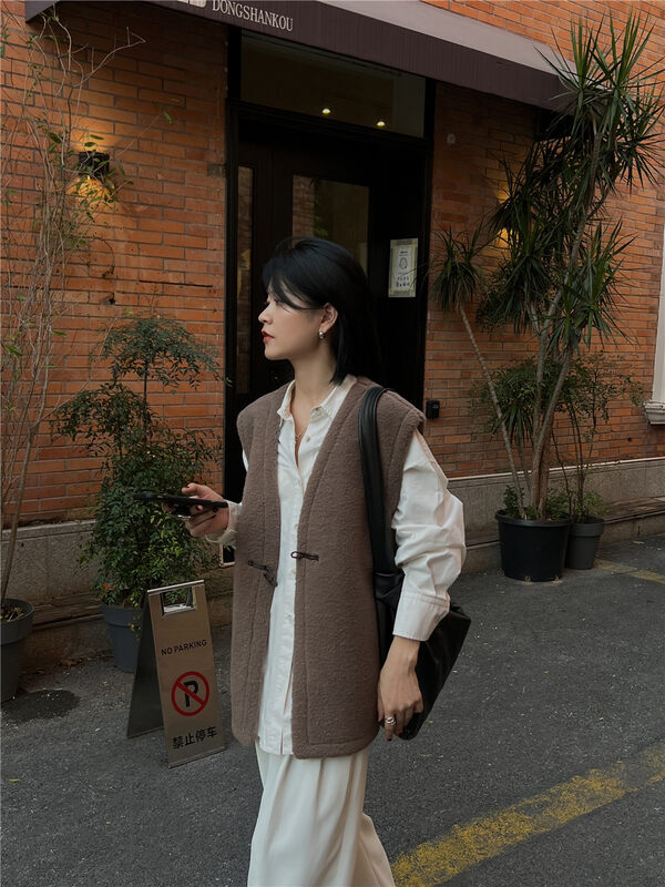 New in winter! [SOUL] Korean version of the wild horn buckle lamb wool vest 2857# CLS