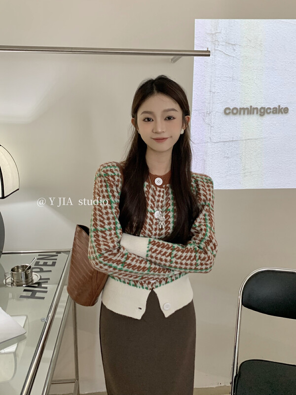 【Y.JIA Ijia】Design Contrast Round Neck Single Breasted Sweater 662-1