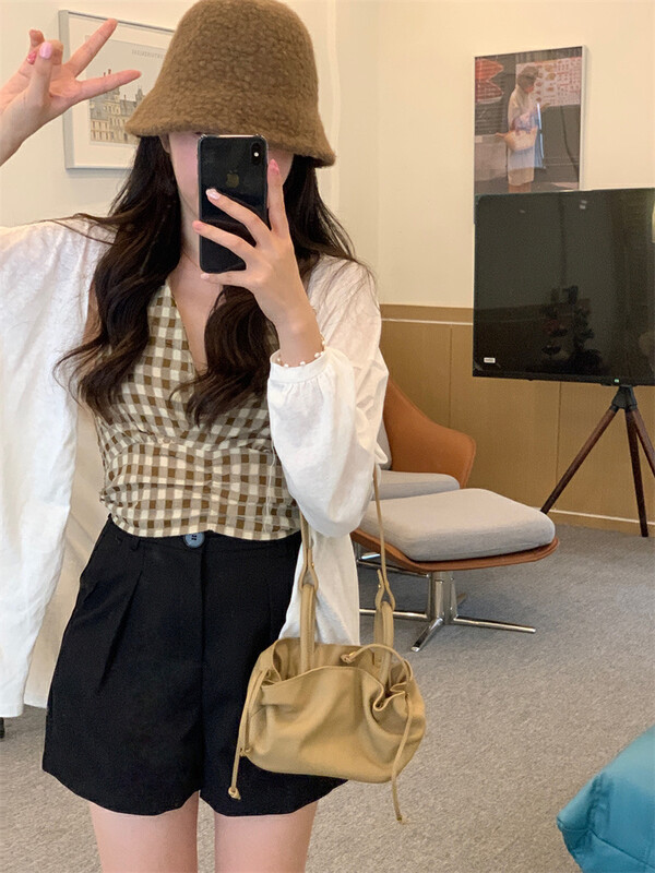 [Y.JIA Yijia] French slim halter vest sunscreen sweater all-match shorts 3-piece suit 8518