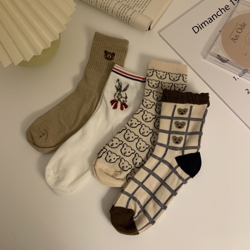 Real shooting real price Korean version of cute bear college wind tube socks autumn and winter pile socks 4 pairs of packs