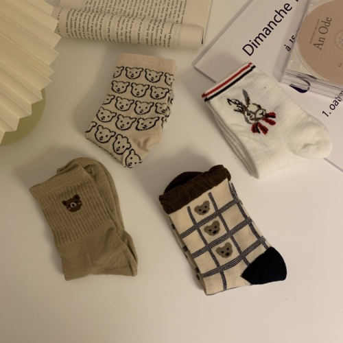 Real shooting real price Korean version of cute bear college wind tube socks autumn and winter pile socks 4 pairs of packs