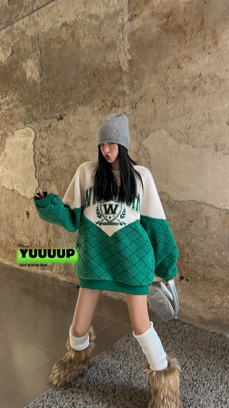 [FISH YU] American retro alphabet print rhombus plaid stitching compound lamb wool sweater 622687