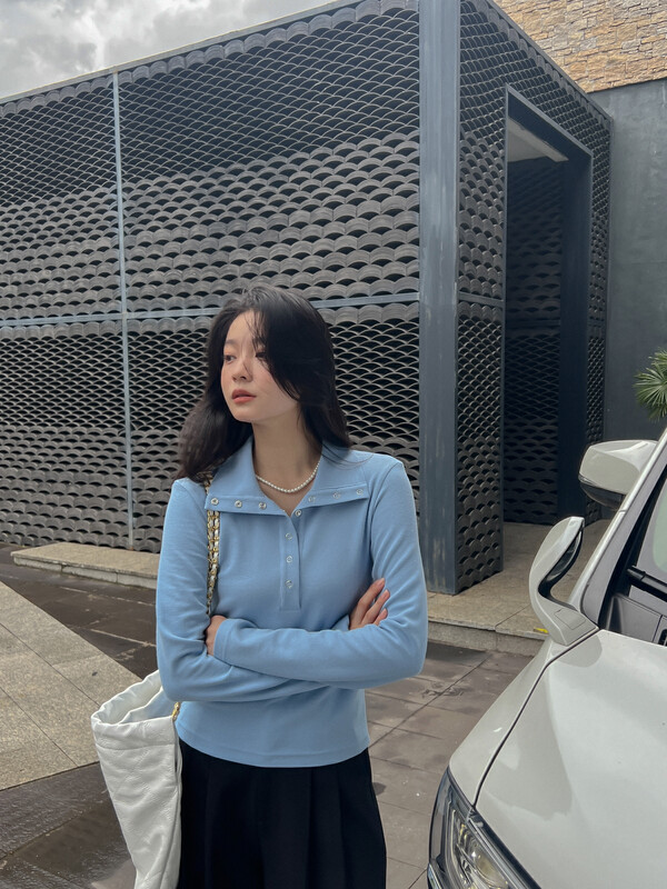 [FINOA] Korean version of the simple lapel button solid color casual long-sleeved T-shirt 10671