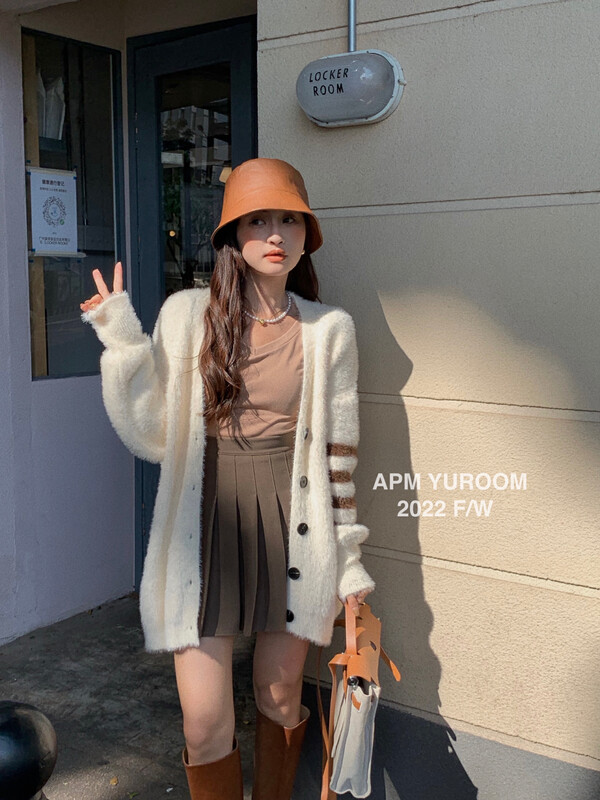 【APM YUROOM】Korean style contrast color four-bar thickened knitted cardigan 9202# LSL