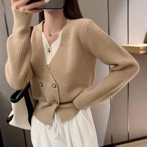 Autumn and winter new style V-neck lazy double-breasted sweater women's design sense fake two-piece cardigan top is thin and versatile