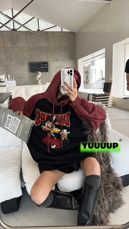 【 FISH YU 】Cartoon Donald Duck color drawing print contrast color stitching hooded sweater 622633
