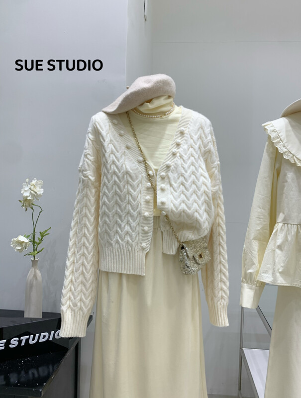 【SUE STUDIO】純色麻花毛球排扣短款保暖毛衣  D8606#  ZJY