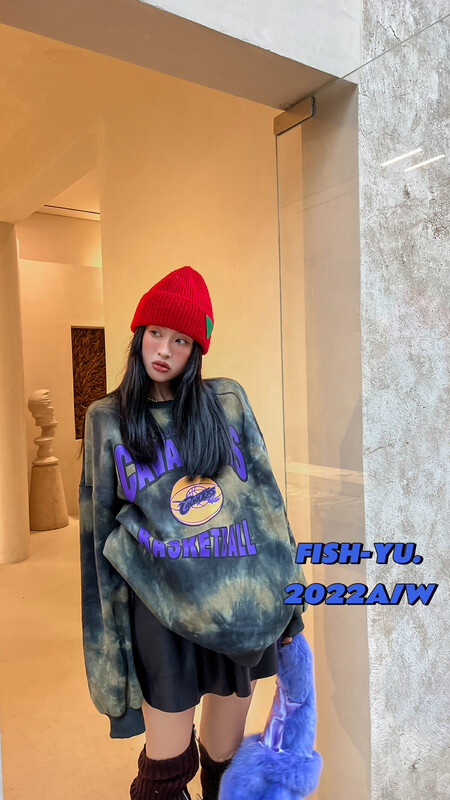 【FISH YU】Alphabet flocking foam printing tie-dye plus velvet sweater 22652