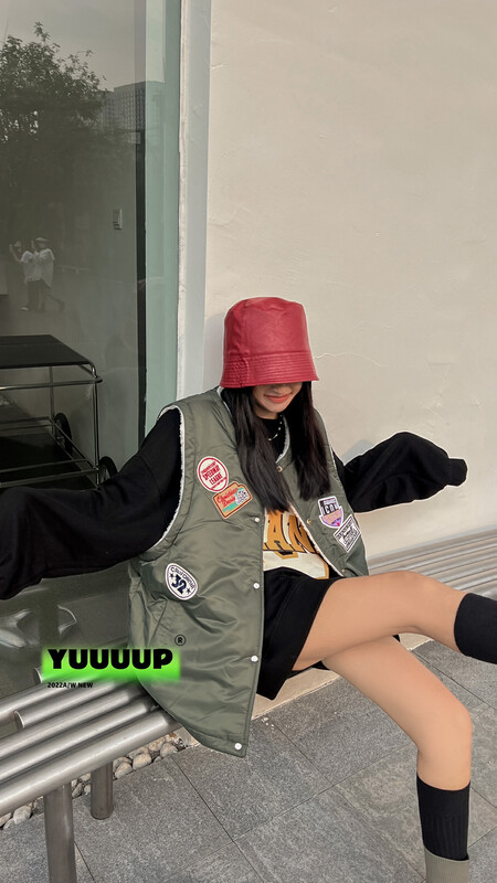 【FISH YU】Cartoon Donald Duck lamb wool letter patch embroidery double-sided quilted vest 621223