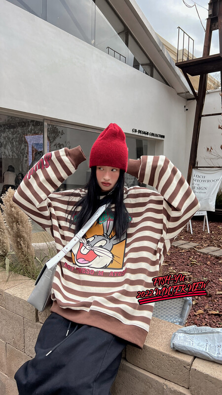 【FISH YU】Cartoon Bugs Bunny Print Striped Composite Silver Fox Velvet Loose Sweater 22629