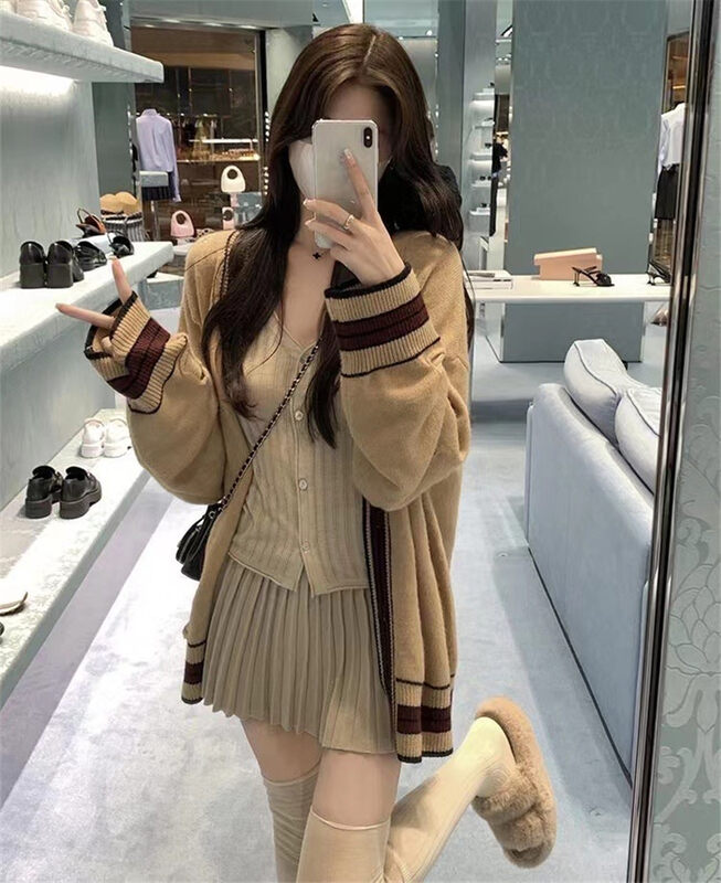 Autumn and winter new style!【MS STUDIO】Little woman solid color slim slim V-neck sweater + high waist pleated half suit 9438# PCZ