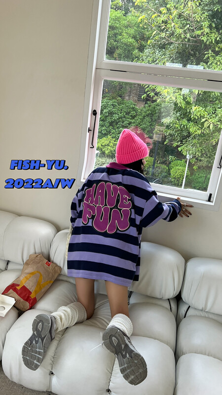[FISH YU] Front and rear letters flocking foam printing two-color stripes plus velvet POLO sweater 22630
