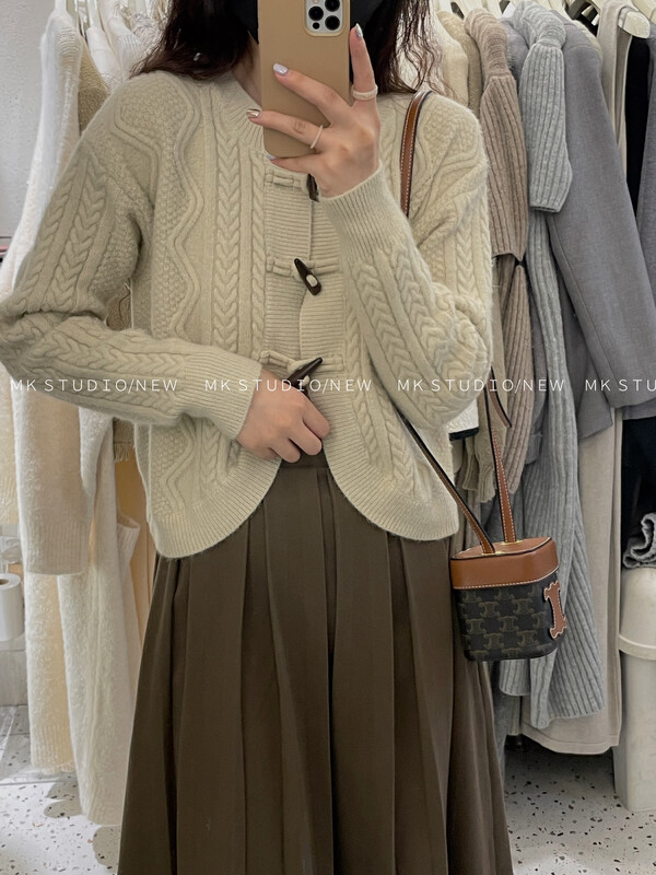 New in winter! [MK] horn buckle twist Korean warm sweater s083# HJY
