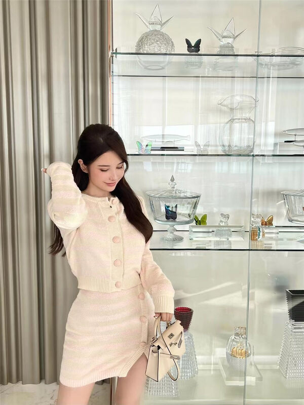 Autumn is new! [MS STUDIO] Xiaoxiang little woman temperament striped round neck knitted cardigan + short skirt suit 9436# PCZ