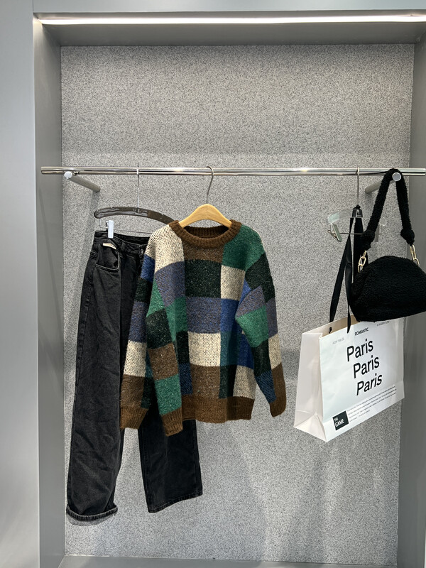 【BOBO1972 】High-quality color-blocking sweater sweater only sells sweater 221711