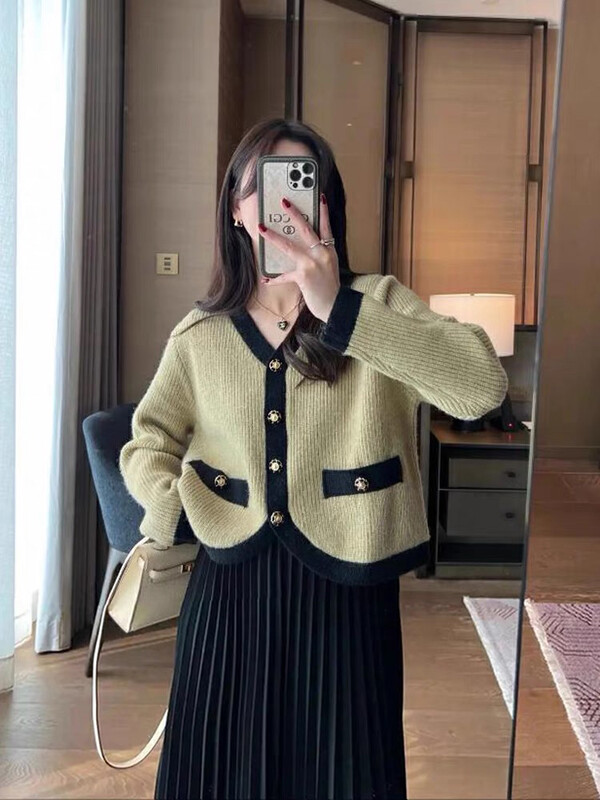 New for winter!  【JUN.T】Xiaoxiangfeng Contrast Color Sweater Cardigan + Pleated Skirt Set 6993# PCZ